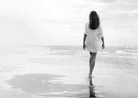 Walking on a White Beach #IG 7250 Walking on a White Beach #IG 7250